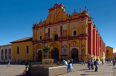 Gelbes Gebäude mit kolonialer Schaufassade in San Cristobal