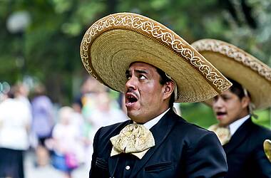 Mexikanischer Mariachi-Sänger mit verziertem Sombrero