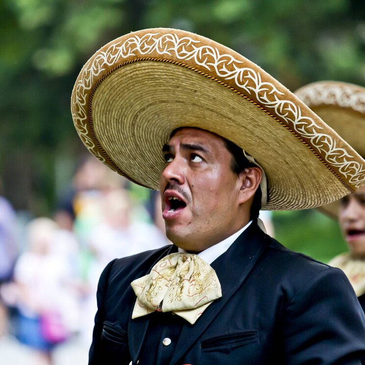 Mexikanischer Mariachi-Sänger mit verziertem Sombrero