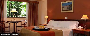 Zimmer mit Frühstückstablett auf dem Bett im Hotel Grand Crucero in Iguazu