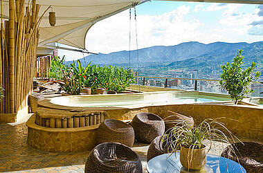 Terrasse mit Pool im Diez Hotel Categoría Colombia, Medellín