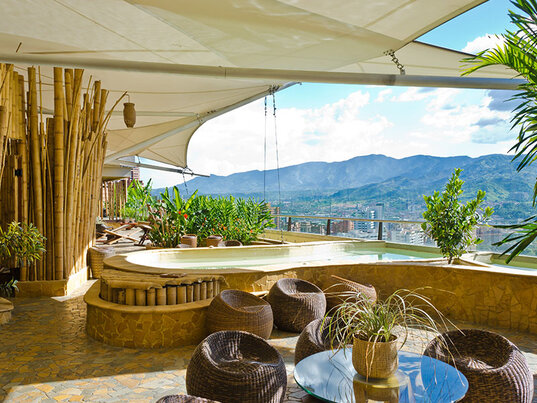 Terrasse mit Pool im Diez Hotel Categoría Colombia, Medellín