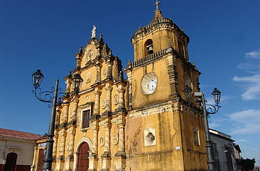 Gelbe Barockfassade der Iglesia de La Recolección, León, Nicaragua