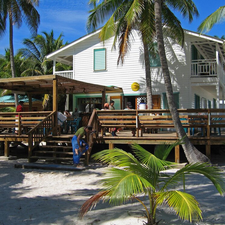 Veranda mit Bar auf South Water Caye in Belize
