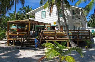 Veranda mit Bar auf South Water Caye in Belize