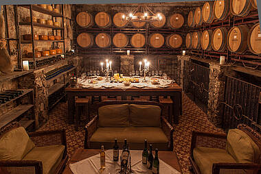 Dinnieren im Weinkeller in der Finca Narbona Wein Lodge in Carmelo, Uruguay 
