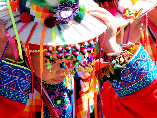 Mädchen aus der Atacamawüste in roter Tracht