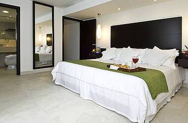 Zimmer mit Queensize-Bett im Hotel Capilla del Mar Cartagena