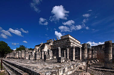 Ruinen in der Mayastätte Chichen Itza in Mexiko