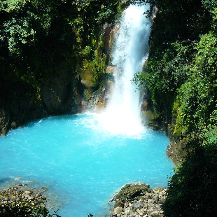 Der türkise Fluss Rio Celeste mit Wasserfall im Tenorio Nationalpark, Costa Rica
