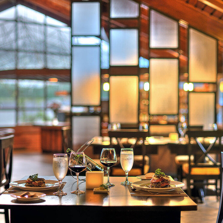 Restaurant im Monteverde Lodge & Gardens mit gedecktem Tisch und Aussicht auf den Garten.
