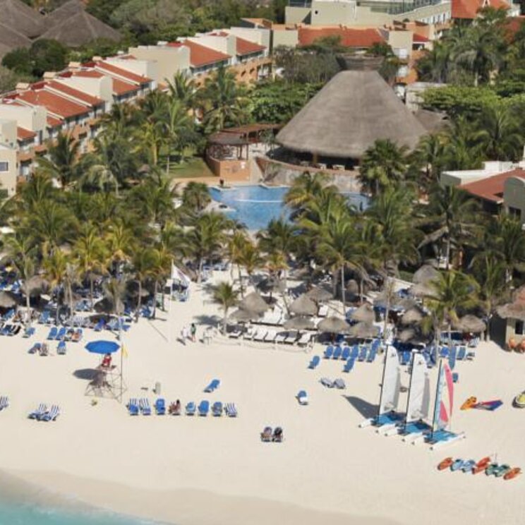 Ansicht der Hotelanlage Viva Wyndham Azteca Playa del Carmen am Karibikstrand