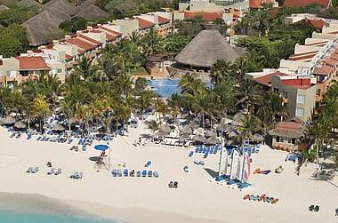 Ansicht der Hotelanlage Viva Wyndham Azteca Playa del Carmen am Karibikstrand