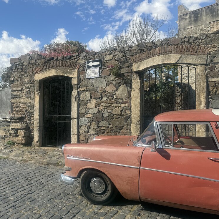 Oldtimer vor historischer Steinmauer in Colonia del Sacramento Uruguay.