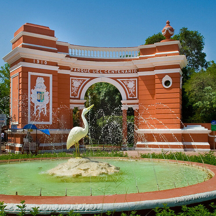 Koloialer Parkeingang des Parque Zoológico del Centenario mit Springbrunnen