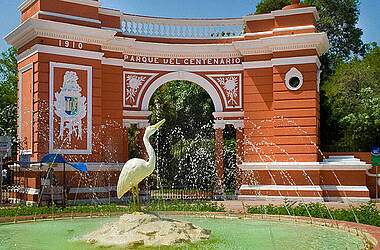 Koloialer Parkeingang des Parque Zoológico del Centenario mit Springbrunnen