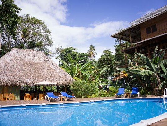 Außenpoolanlage des The Hummingbird Hotels in Bocas del Toro, Panama