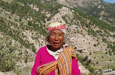 Alte Frau mit sonnengegerbter Haut und farbiger Kleidung im Kupfer Canyon Barrancas del Cobre im Chihuahua Staat Mexiko