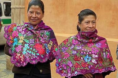 Zwei Frauen mit floralen handgewebten Ponchos in Chiapas