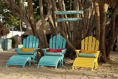 Farbenfrohe Liegestühle am Strand des Boardwalk Boutique Hotels Aruba