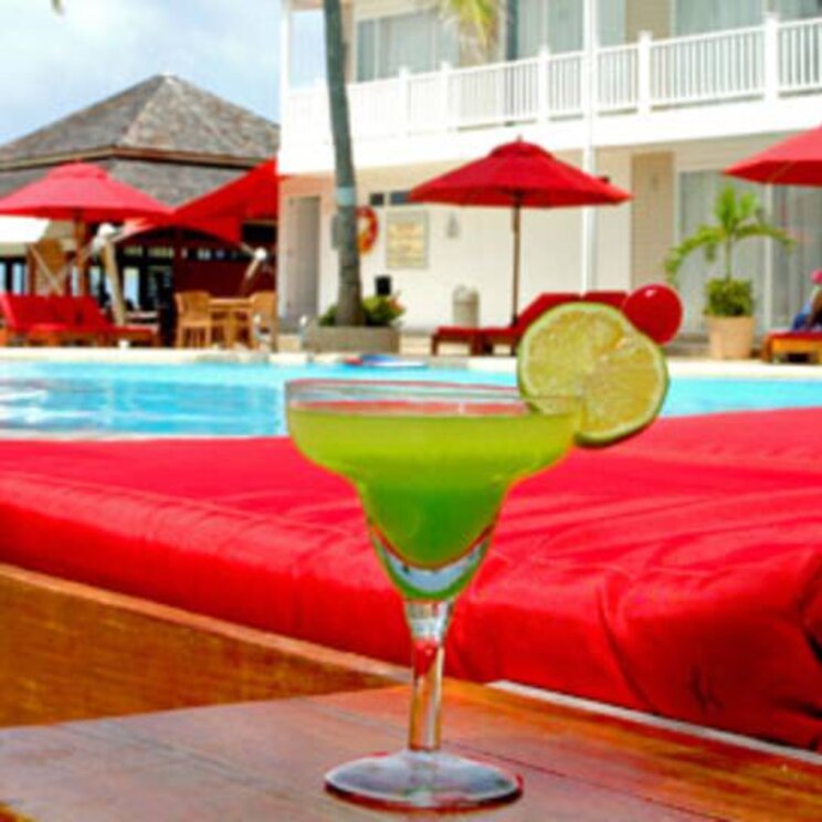 Entspannen mit Cocktails am Pool im Hotel Decameron Los Delfines, San Andrés