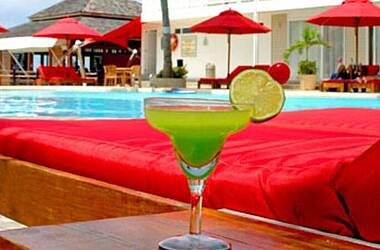 Entspannen mit Cocktails am Pool im Hotel Decameron Los Delfines, San Andrés