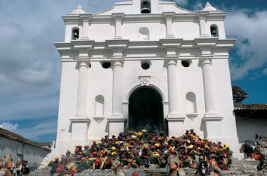 Zeremonie vor der Kirche in Chichicastenango, Guatemala