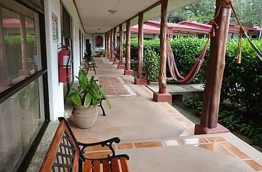 Veranda der Hacienda Guachipelin