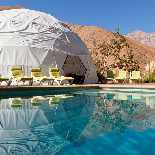 Blick auf den Pool des Hotel Elqui Domos