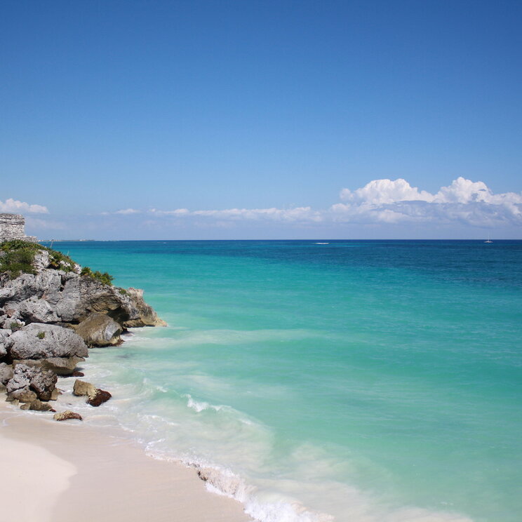 Türkisblaues Meer direkt vor den Ruinen von Tulum in Mexiko