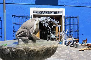 Froschbrunnen vor blauem Eingang zum blauem Bazar San Cristobal de las casas