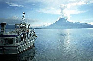Lago de Atitlán, der zweitgrößte See in Guatemala