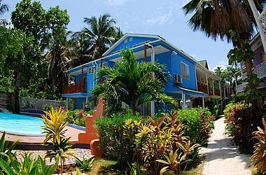 Die begrünte und farbenfrohe Anlage Hotel Cocoplum Beach, San Andrés