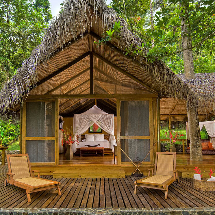 Luxuriöse Suite im Pacuare Lodge, umgeben von üppigem tropischen Regenwald in Costa Rica.