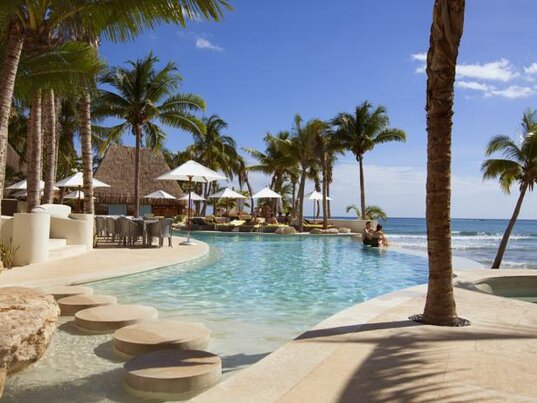 Poolanlage im Hotel Mahekal Beach Resort in Playa del Carmen