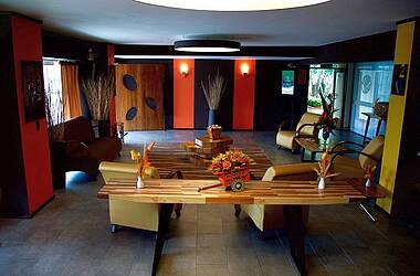 Elegante und moderne Lobby im Hotel Auténtico in San José, Costa Rica