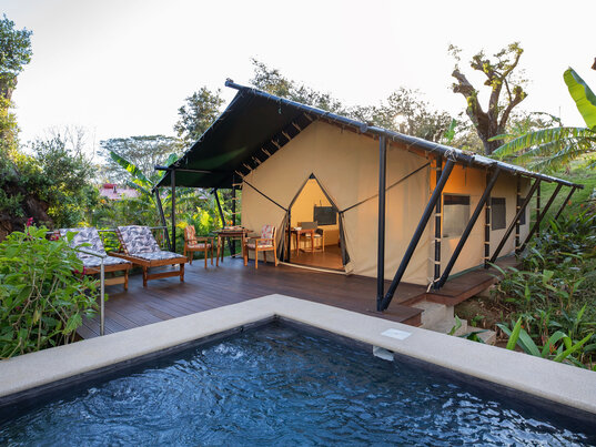 Luxuriöses Glamping-Zelt im Hotel Hacienda Guachipelín mit private Terrasse, Sonnenliegen und Plunge-Pool in Costa Rica