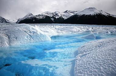 Blaues Eis des Perito Moreno Gletschers in El Calafate