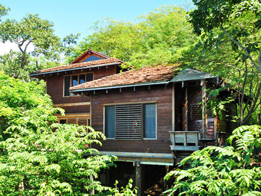 Villa im Aqua Oceanfront Resort in Tola, Nicaragua, umgeben von üppigem Grün und mit Blick auf die umgebende Natur.