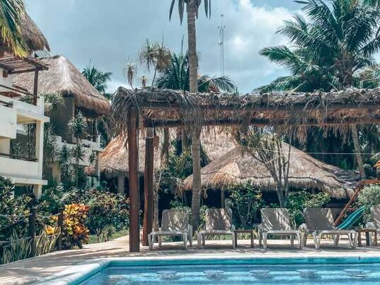 Außenpool mit Karibikflair im Hotel Petit Lafitte in Playa del Carmen