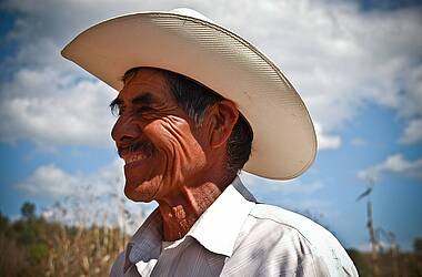 älterer mexikanischer Mann mit weißem Cowboyhut