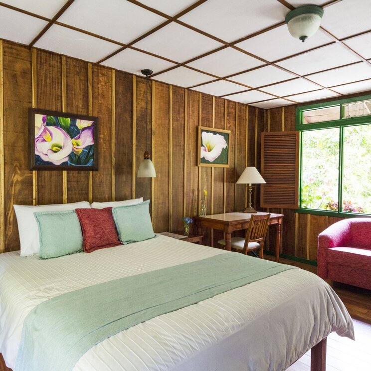 Standardzimmer in der Trogon Lodge in San Gerardo de Dota mit Holzvertäfelung.