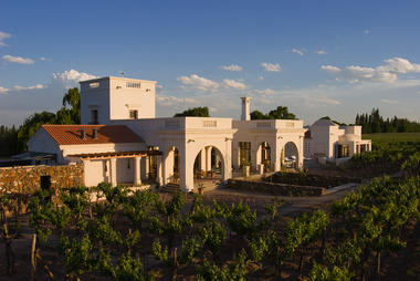 Cava Wine Lodge umgeben von Weinbergen