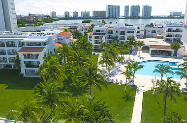 Ansicht der Hotelanlage Beachscape Kin Ha Villas & Suites mit Pool, Cancún