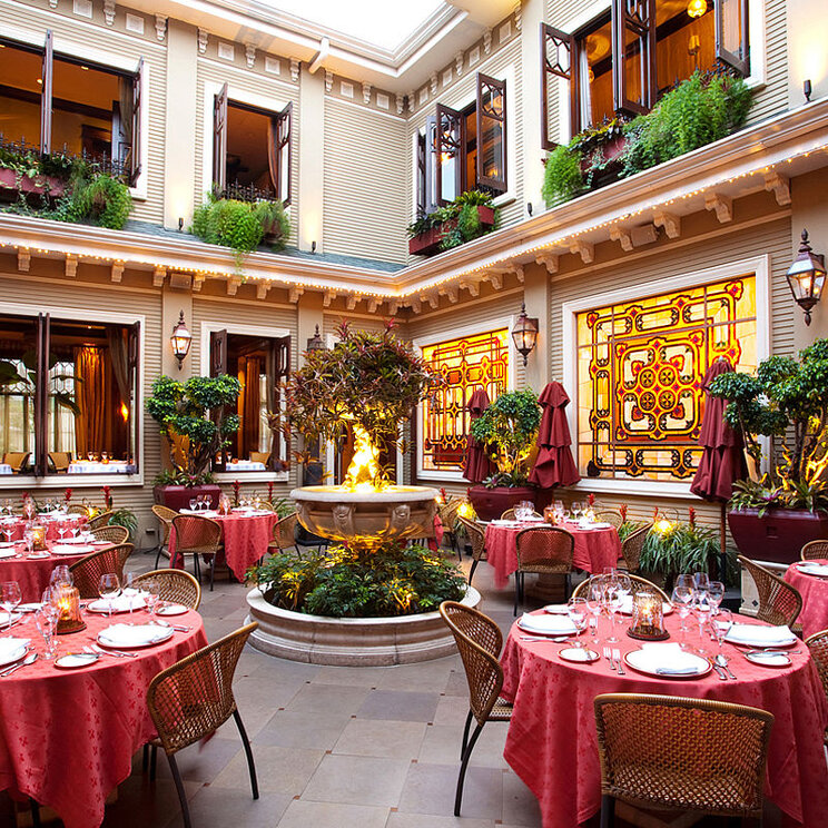 Restaurant im barocken Innenhof im Hotel Grano de Oro in San José, Costa Rica