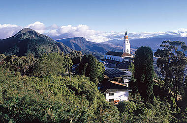 Blick auf den Cerro de Monserrate und Santuario in Bogotá