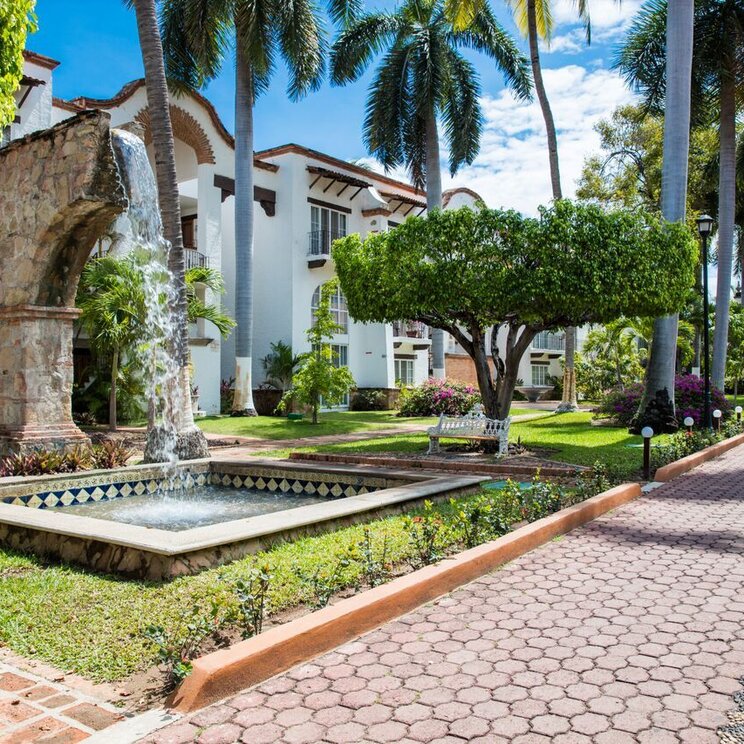 Hotelanlage mit kolonialen Einflüssen und Palmen Hotel Krystal Puerto Vallarta