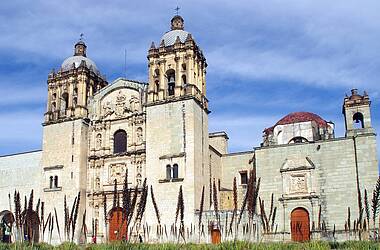 Außenansicht der ehemaligen Kloster- und Missionskirche Santo Domingo de Guzmán in Oaxaca