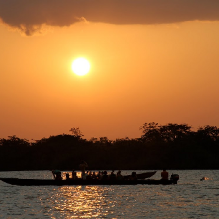 Kahn auf dem Amazonas im Sonnenuntergang, Ecuador