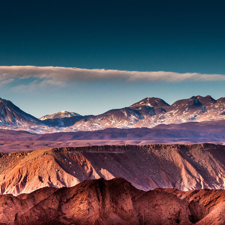 Vulkane in der Atacamawüste bei Sonnenaufgang
